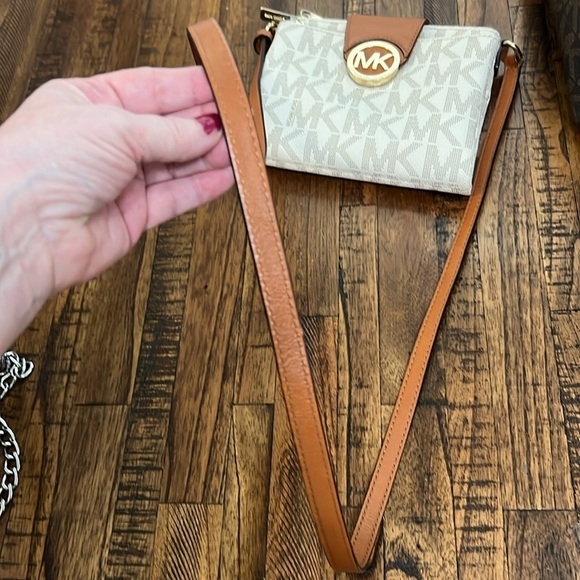 Michael Kors Fulton Large Crossbody Vanilla with gold hardware all over monogram - Picture 15 of 16